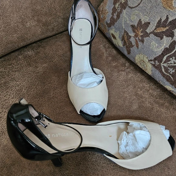 Women Leather Naturalizer High heels two tone shoes Size 8.5 - Picture 3 of 11